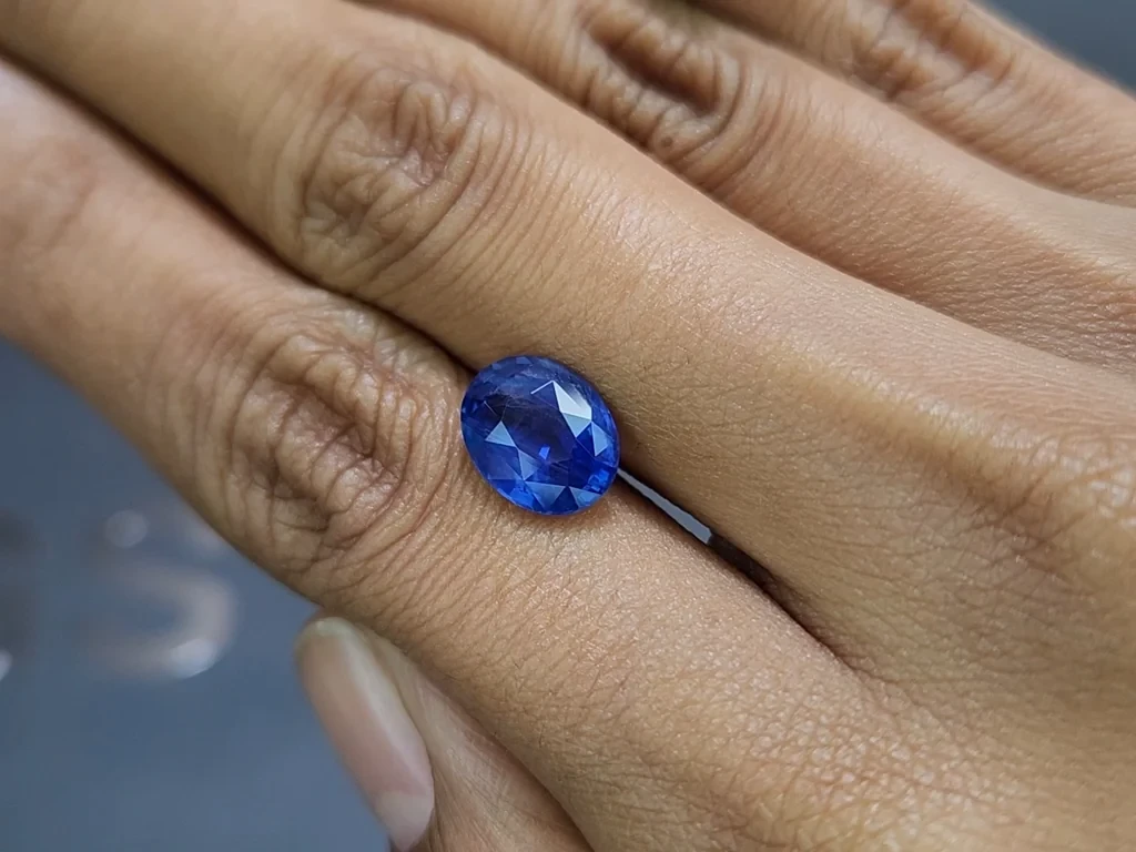 Негретый сапфир Royal Blue в огранке овал 4,05 карат, Шри-Ланка Изображение №2