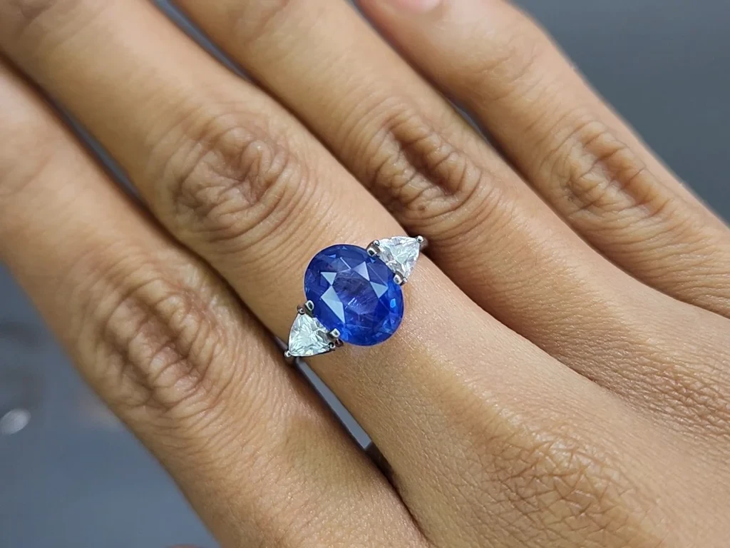 Негретый сапфир Royal Blue в огранке овал 4,05 карат, Шри-Ланка Изображение №5