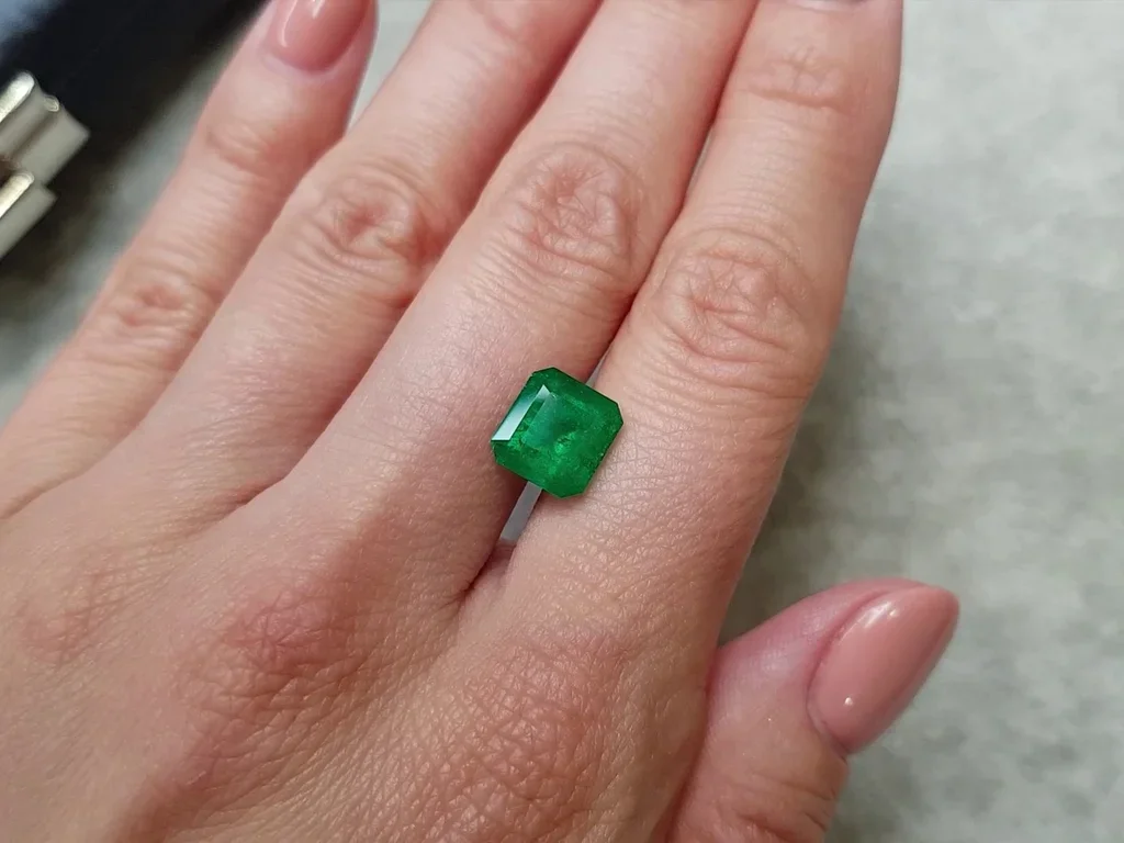 Изумруд цвета Vivid Green в огранке октагон 3,15 карат, Колумбия Изображение №2