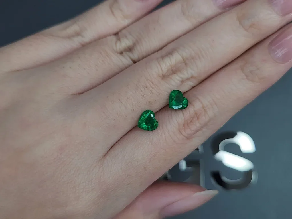 Пара изумрудов Vivid Green в огранке сердце 1,38 карата, Замбия  Изображение №2