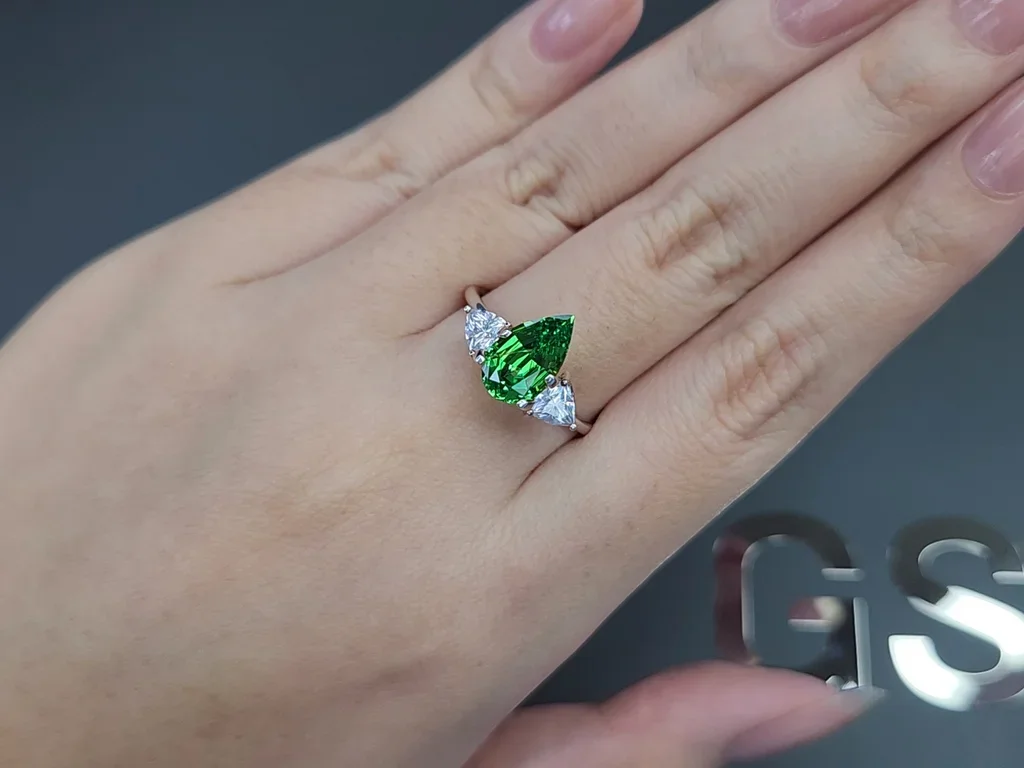 Гранат цаворит Vivid Green в огранке груша 2,24 карата, Танзания  Изображение №5