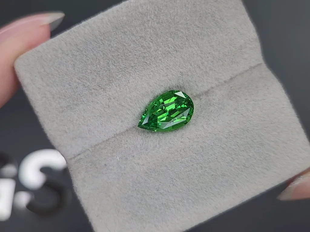 Гранат цаворит Vivid Green в огранке груша 2,24 карата, Танзания  Изображение №4