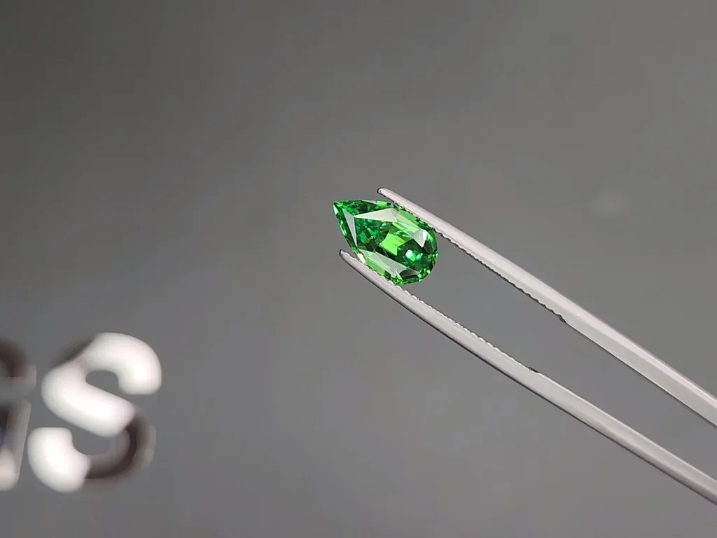 Гранат цаворит Vivid Green в огранке груша 2,24 карата, Танзания  Изображение №3