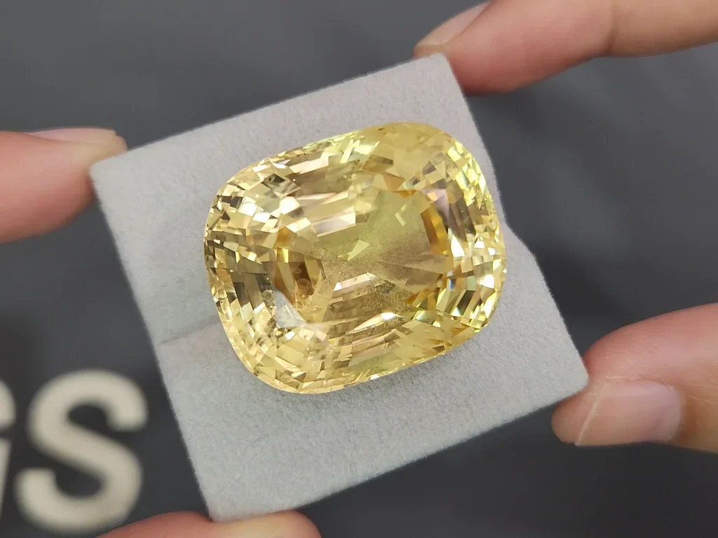 Негретый сапфир Golden Yellow в огранке кушон 110,24 карата, Бирма  Изображение №4
