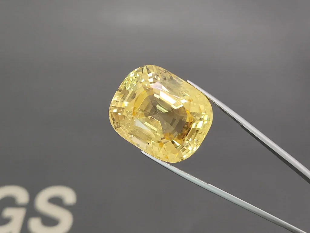 Негретый сапфир Golden Yellow в огранке кушон 110,24 карата, Бирма  Изображение №3