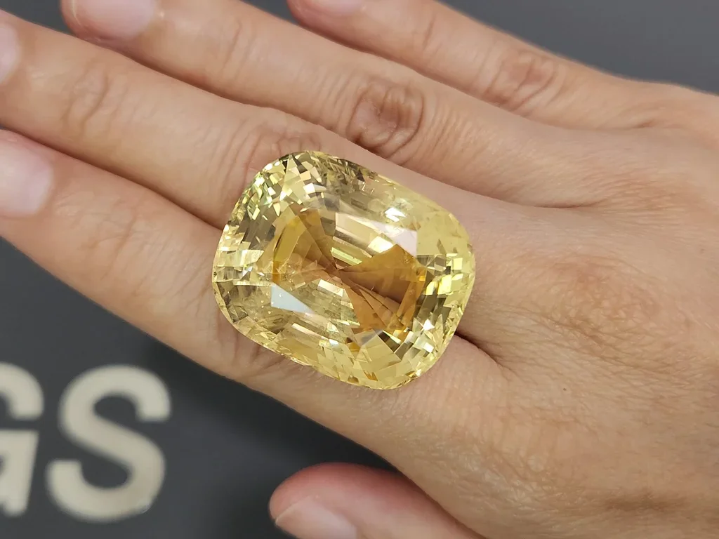 Негретый сапфир Golden Yellow в огранке кушон 110,24 карата, Бирма  Изображение №2