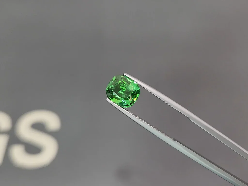 Гранат цаворит Neon Green в огранке кушон 3,01 карат, Танзания Изображение №3