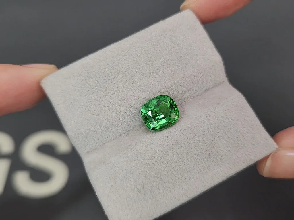 Гранат цаворит Neon Green в огранке кушон 3,01 карат, Танзания Изображение №4