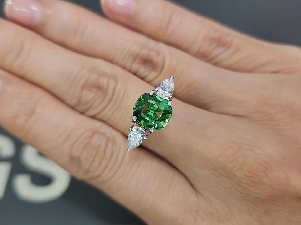 Гранат цаворит Neon Green в огранке кушон 3,01 карат, Танзания Изображение №5