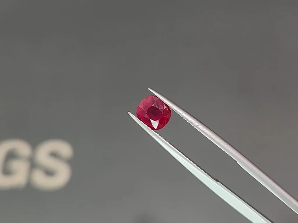 Негретый рубин Pigeon's blood в огранке кушон 1,25 карат, Бирма  Изображение №3