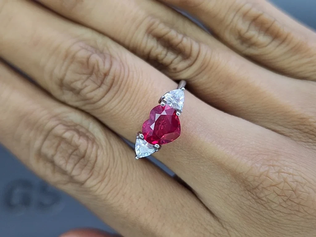 Негретый рубин Intense Red в огранке сердце 2,53 карат, Мозамбик  Изображение №5