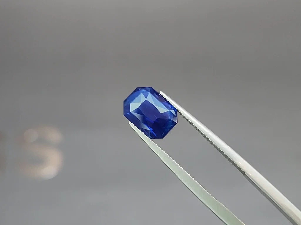 Негретый сапфир Royal Blue в огранке изумруд 3,22 карат, Шри-Ланка Изображение №3