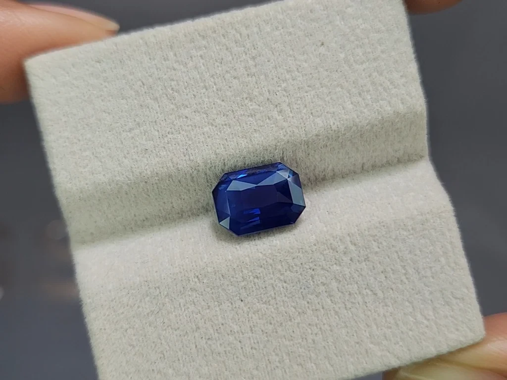 Негретый сапфир Royal Blue в огранке изумруд 3,22 карат, Шри-Ланка Изображение №4