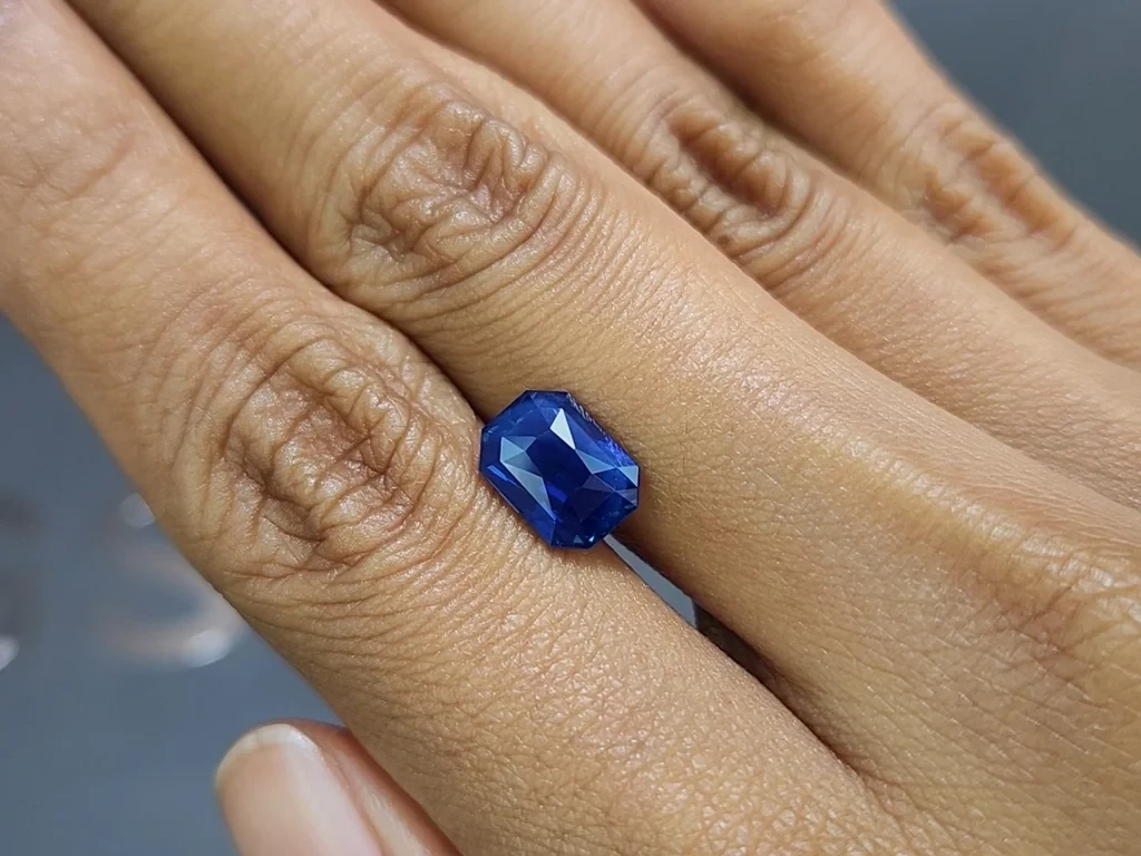 Негретый сапфир Royal Blue в огранке изумруд 3,22 карат, Шри-Ланка Изображение №2