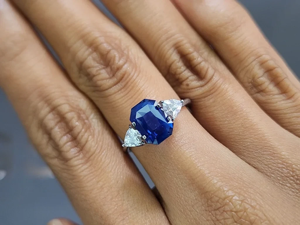 Негретый сапфир Royal Blue в огранке изумруд 3,22 карат, Шри-Ланка Изображение №5