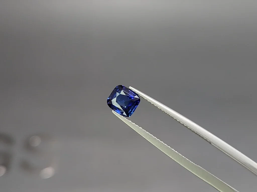Сапфир Royal Blue в огранке кушон 1,02 карат, Шри-Ланка  Изображение №3