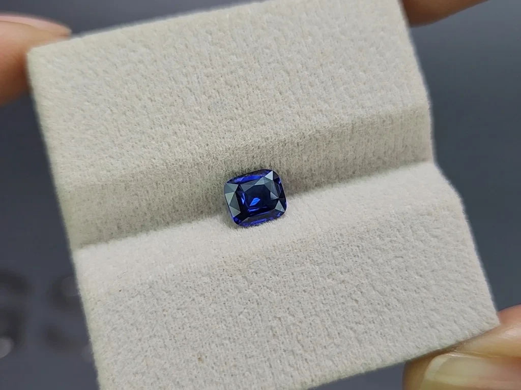 Сапфир Royal Blue в огранке кушон 1,02 карат, Шри-Ланка  Изображение №4