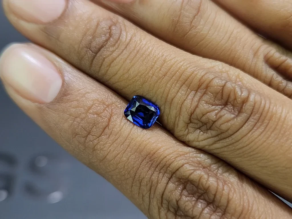 Сапфир Royal Blue в огранке кушон 1,02 карат, Шри-Ланка  Изображение №2