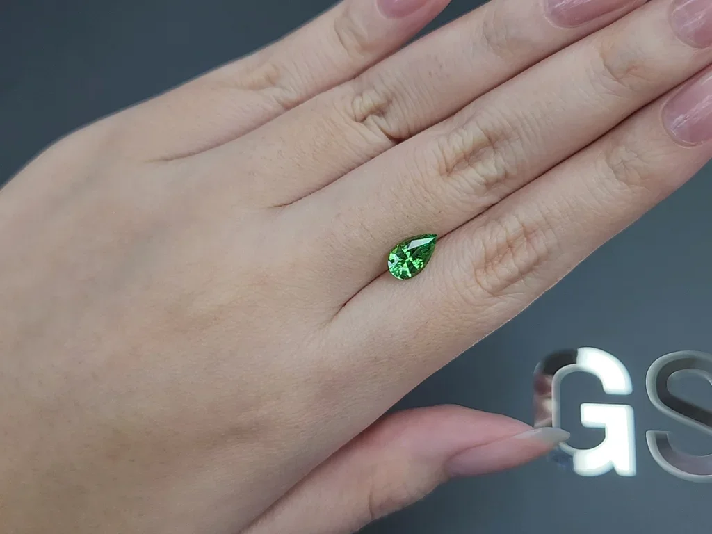 Гранат цаворит Intense Green в огранке груша 1,23 карата, Танзания  Изображение №2