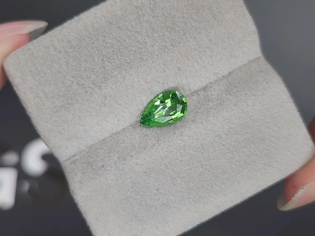 Гранат цаворит Intense Green в огранке груша 1,23 карата, Танзания  Изображение №4