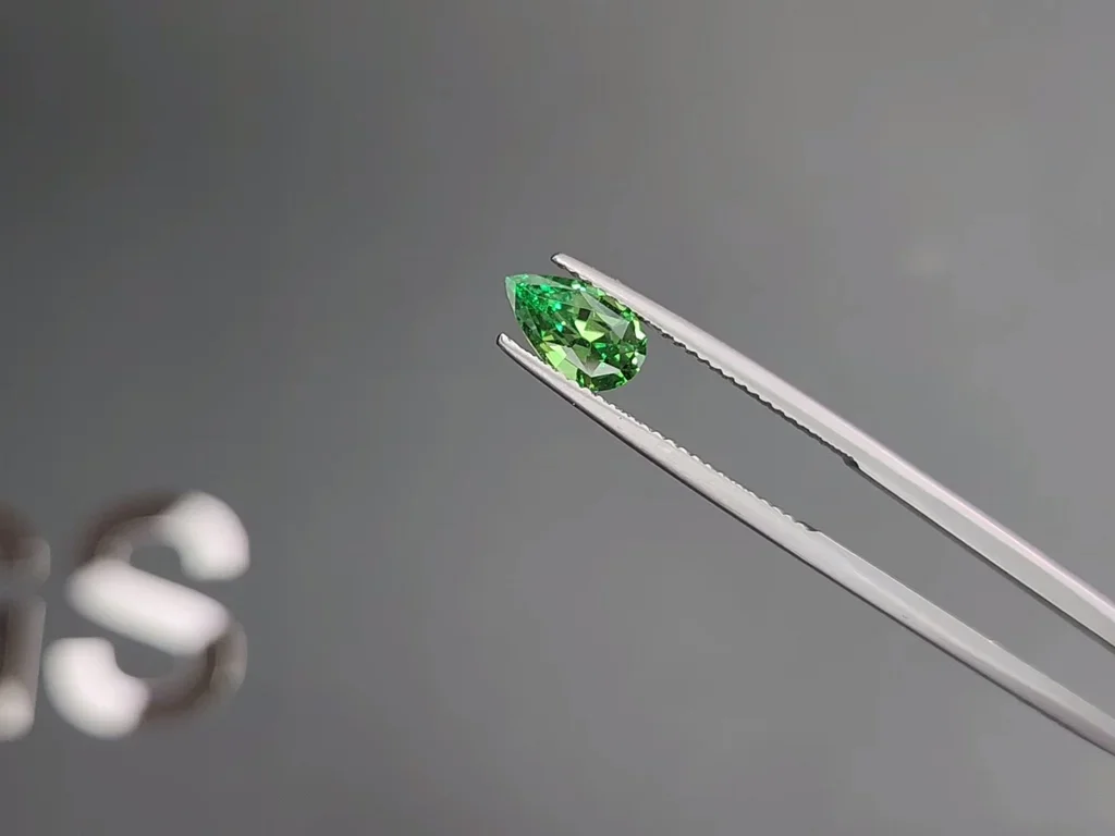 Гранат цаворит Intense Green в огранке груша 1,23 карата, Танзания  Изображение №3