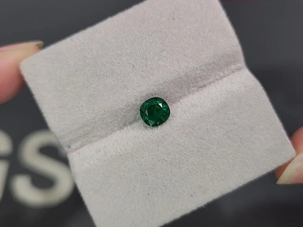 Изумруд Vivid Green в огранке кушон 0,91 карата, Панджшер Изображение №4