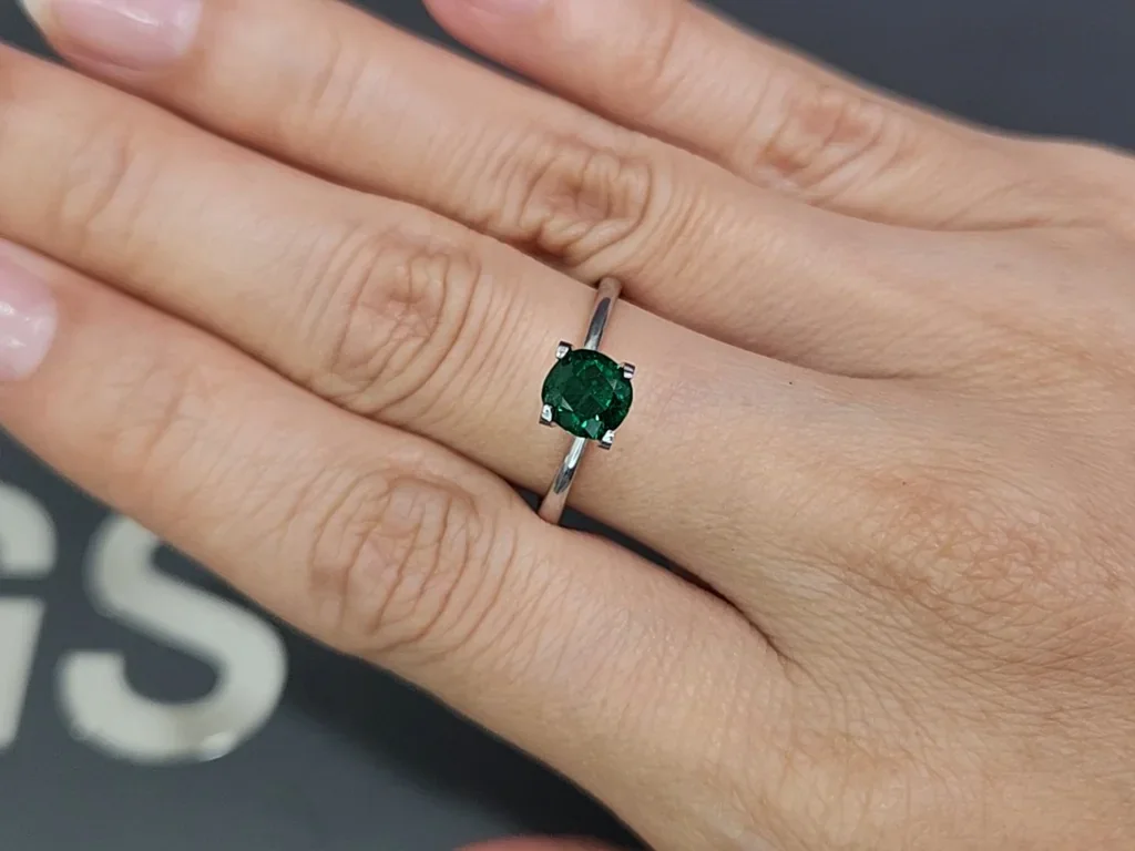 Изумруд Vivid Green в огранке кушон 0,91 карата, Панджшер Изображение №5
