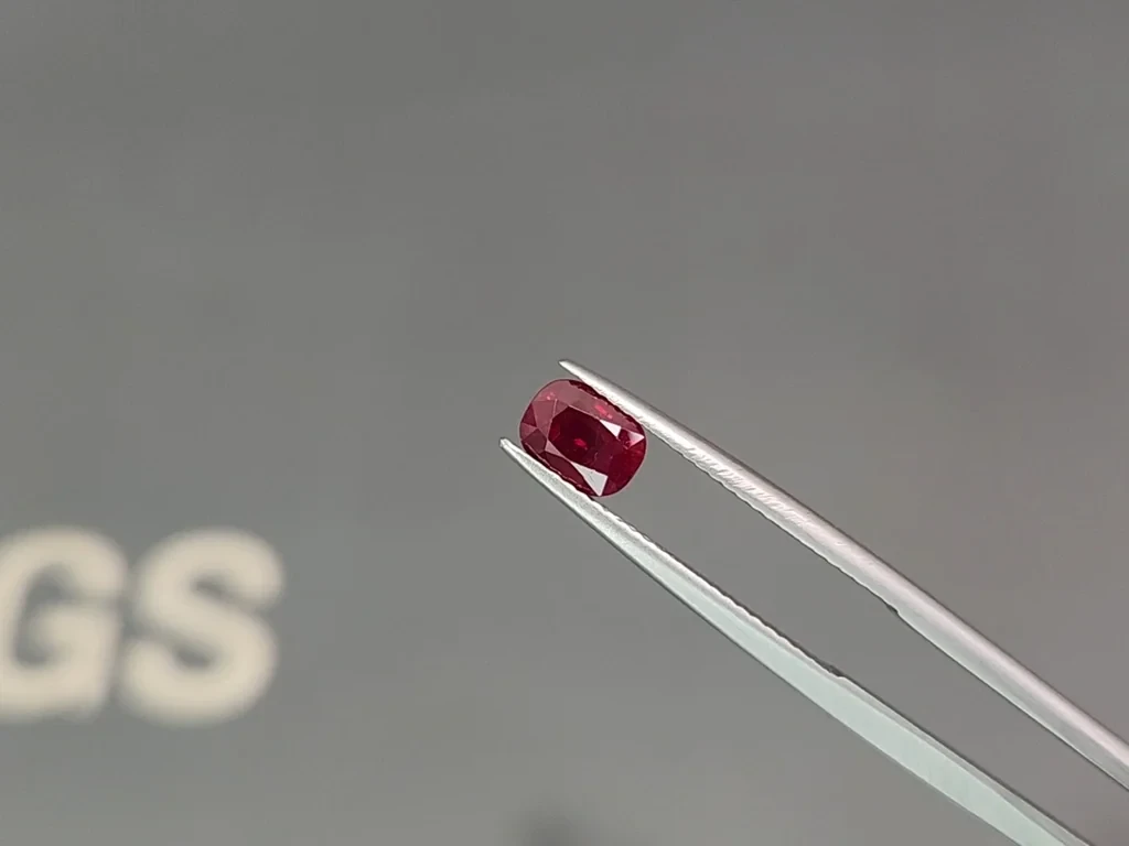 Негретый рубин Pigeon's blood в огранке кушон 1,09 карат, Бирма  Изображение №3