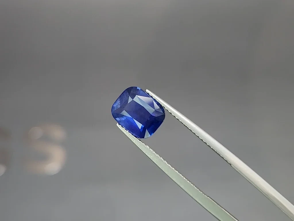 Негретый сапфир Royal Blue в огранке кушон 3,55 карат, Шри-Ланка Изображение №3