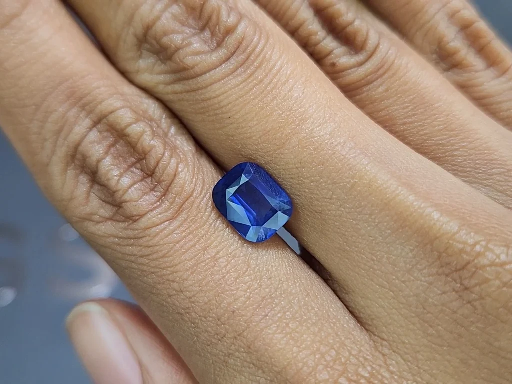 Негретый сапфир Royal Blue в огранке кушон 3,55 карат, Шри-Ланка Изображение №2