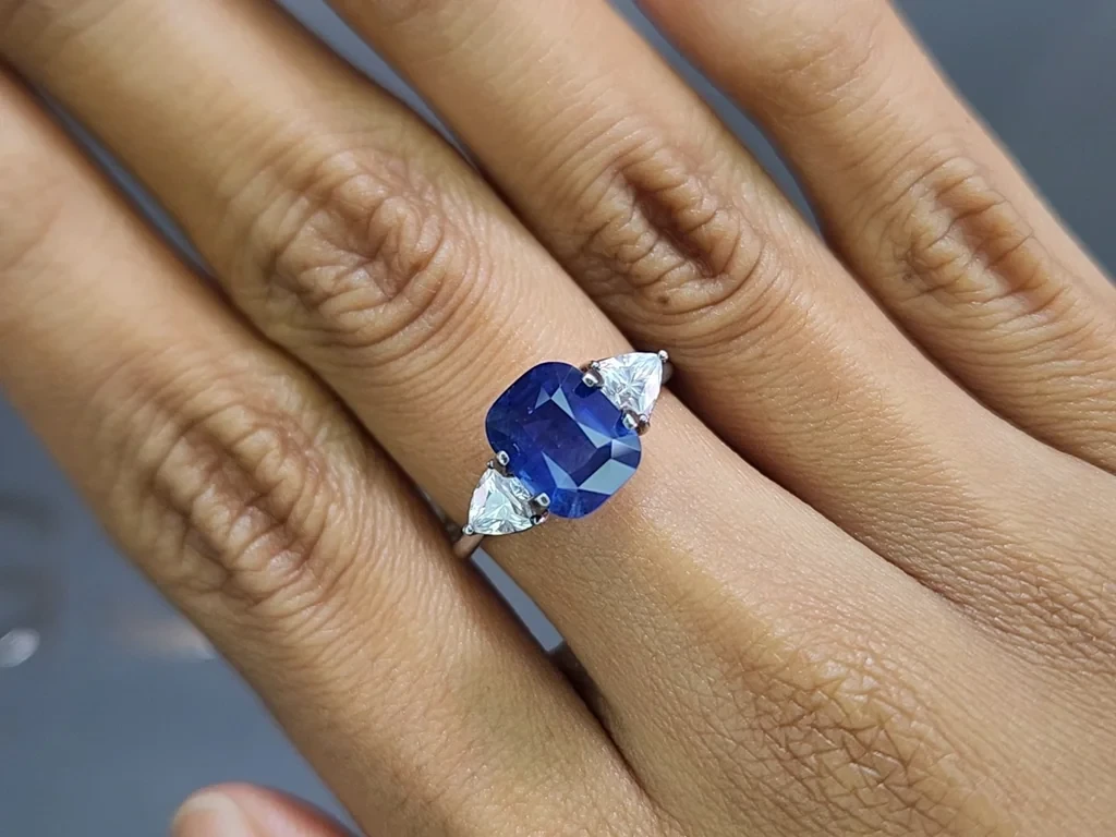 Негретый сапфир Royal Blue в огранке кушон 3,55 карат, Шри-Ланка Изображение №5