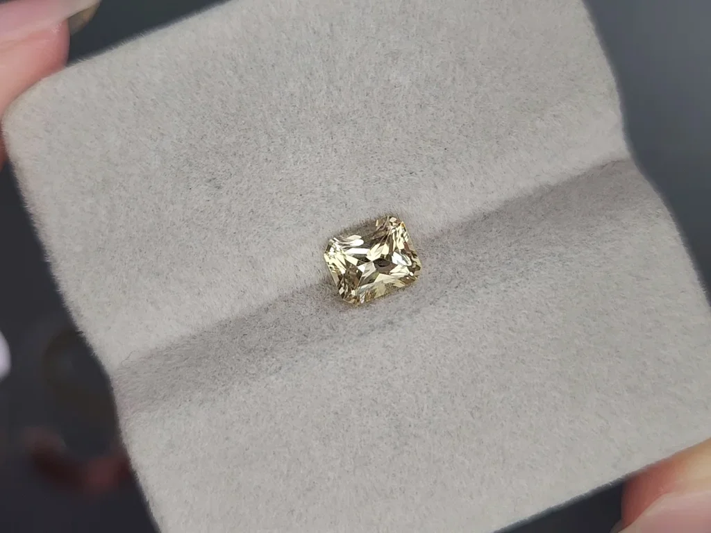 Сапфир Pastel Yellow в огранке октагон 0,97 карат, Мадагаскар  Изображение №4
