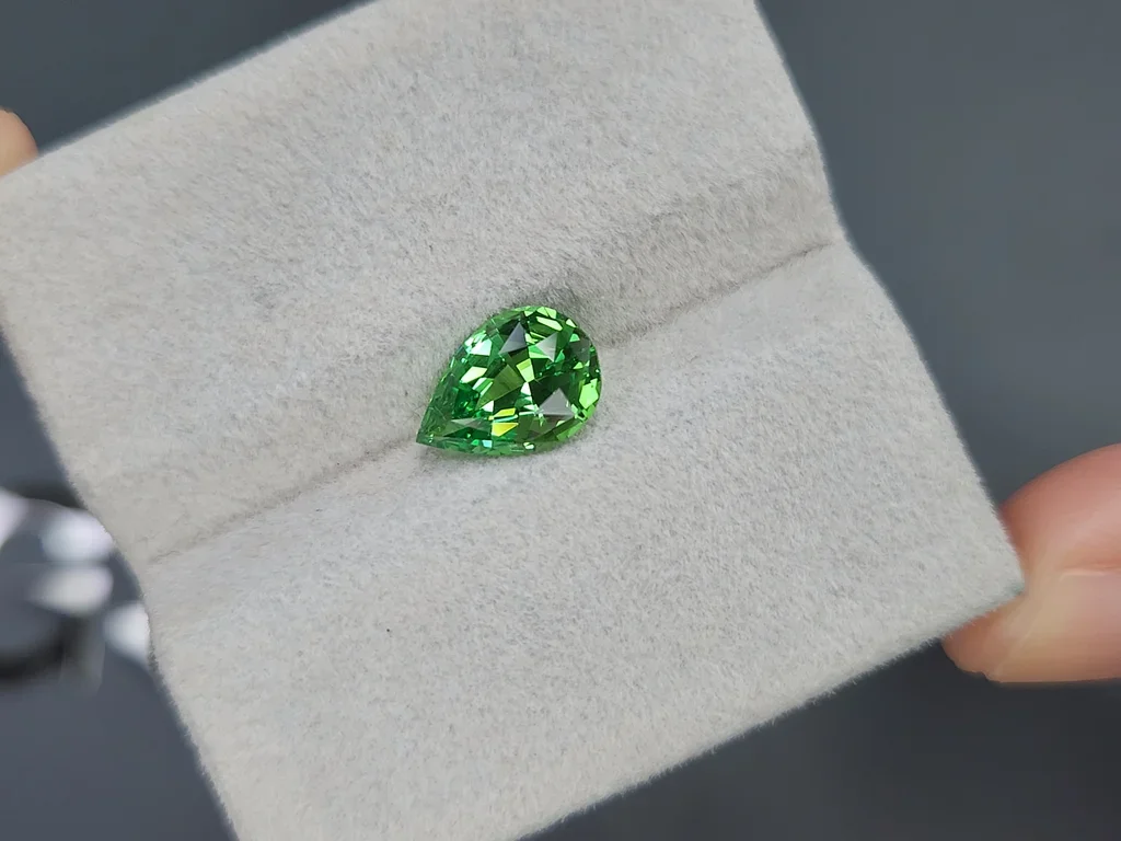 Гранат цаворит Intense Green в огранке груша 2,05 карата, Танзания  Изображение №4