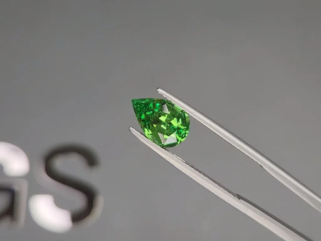 Гранат цаворит Intense Green в огранке груша 2,05 карата, Танзания  Изображение №3