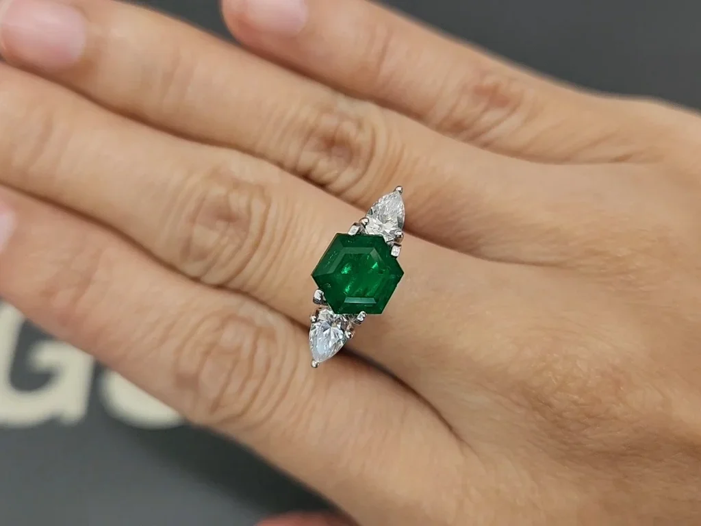 Изумруд Vivid Green в огранке гексагон 3,00 карата, Пакистан Изображение №5