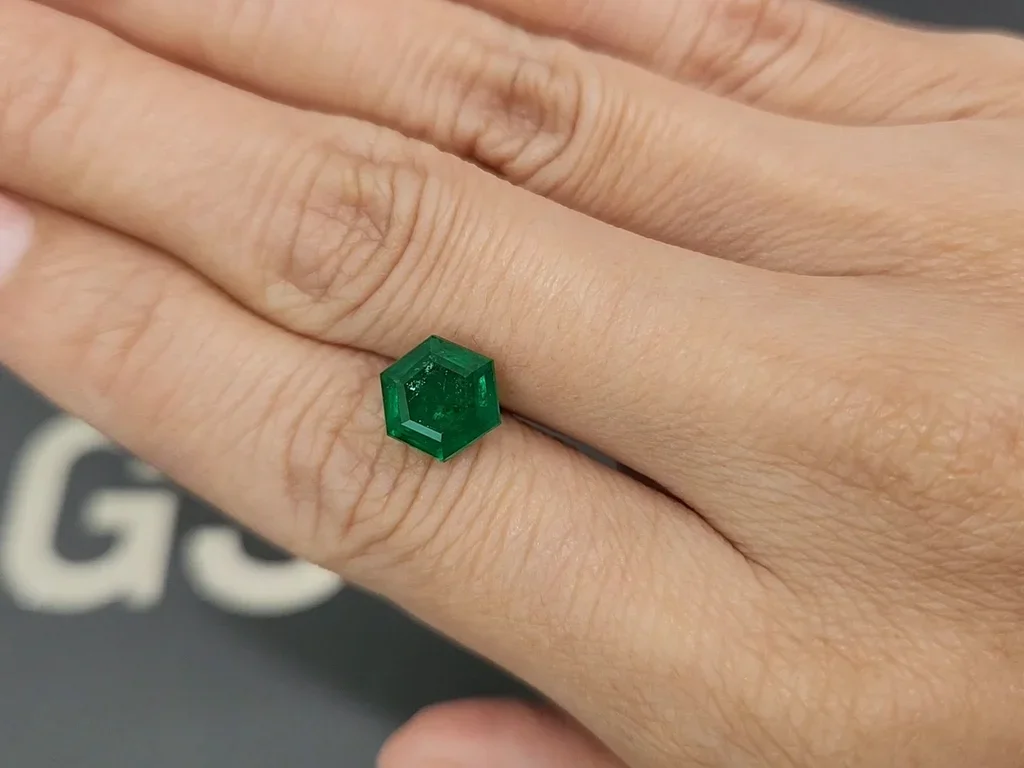 Изумруд Vivid Green в огранке гексагон 3,00 карата, Пакистан Изображение №2