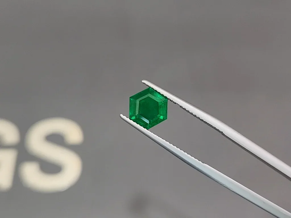 Изумруд Vivid Green в огранке гексагон 3,00 карата, Пакистан Изображение №3