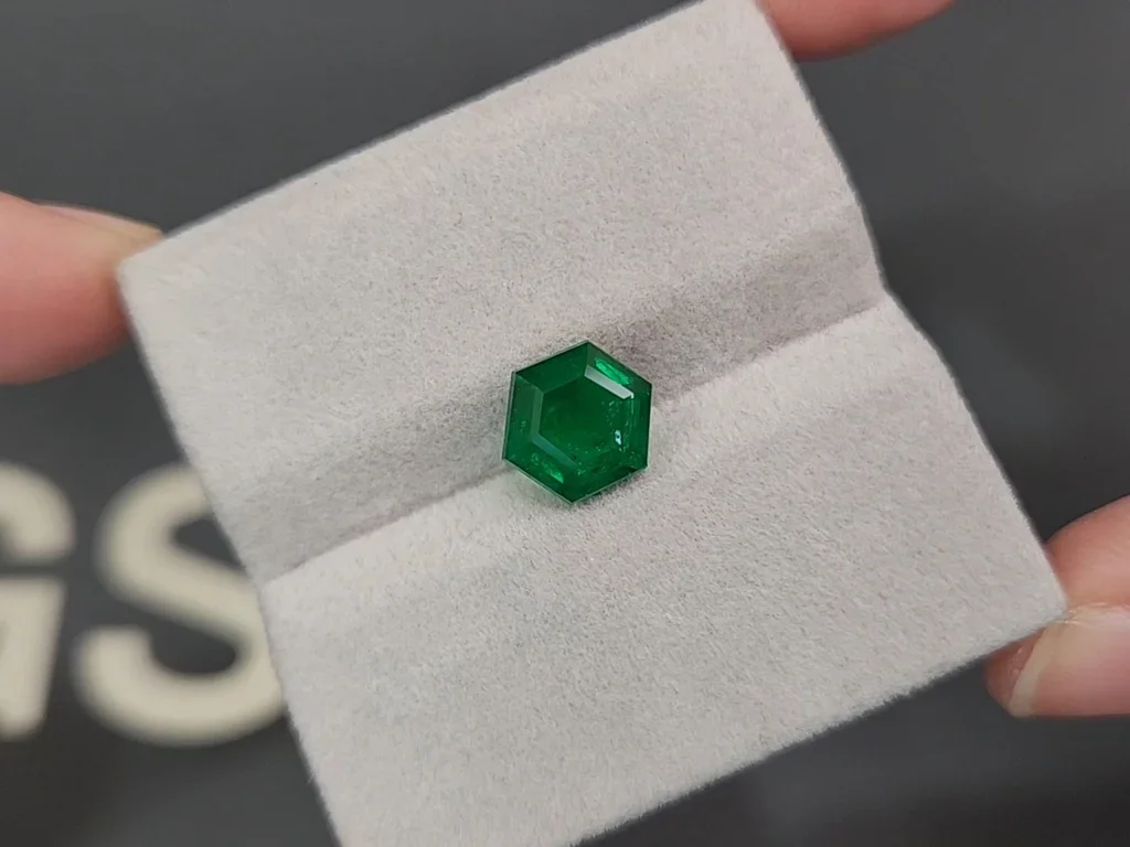 Изумруд Vivid Green в огранке гексагон 3,00 карата, Пакистан Изображение №4