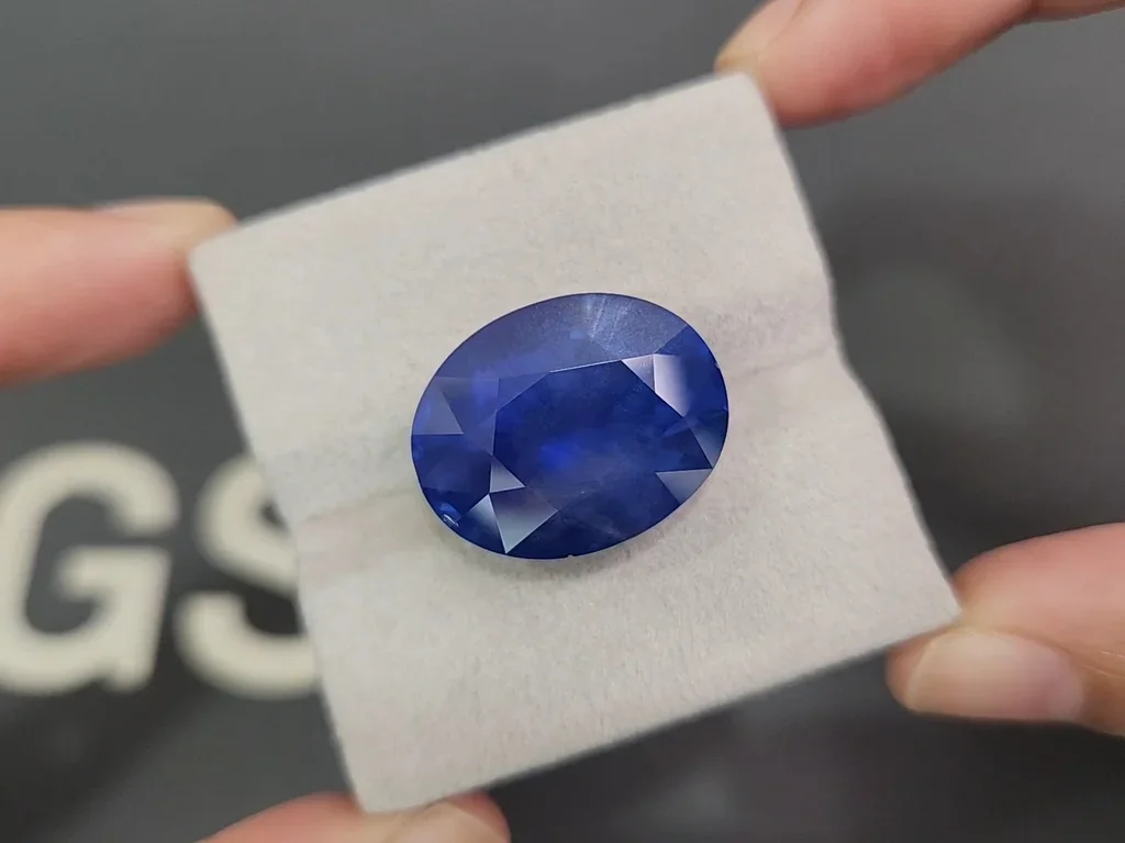 Редкий негретый сапфир Royal Blue с эффектом рутилового шелка в огранке овал 31,56 карат, Бирма Изображение №4