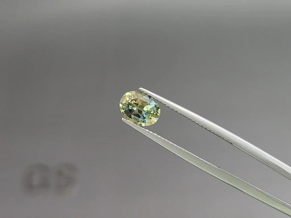 Негретый сапфир Bi-color в огранке овал 1,55 карат, Мадагаскар Изображение №3