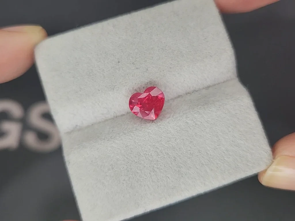 Шпинель Махенге Vibrant pink  в огранке сердце 2,01 карата, Танзания Изображение №4