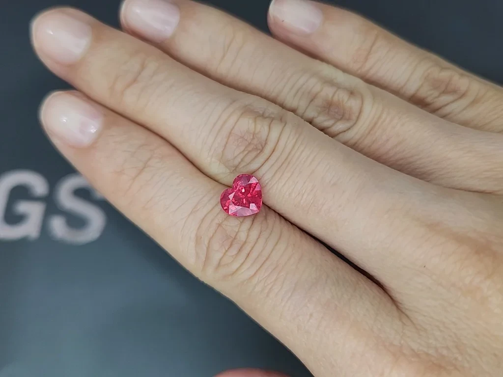 Шпинель Махенге Vibrant pink  в огранке сердце 2,01 карата, Танзания Изображение №2