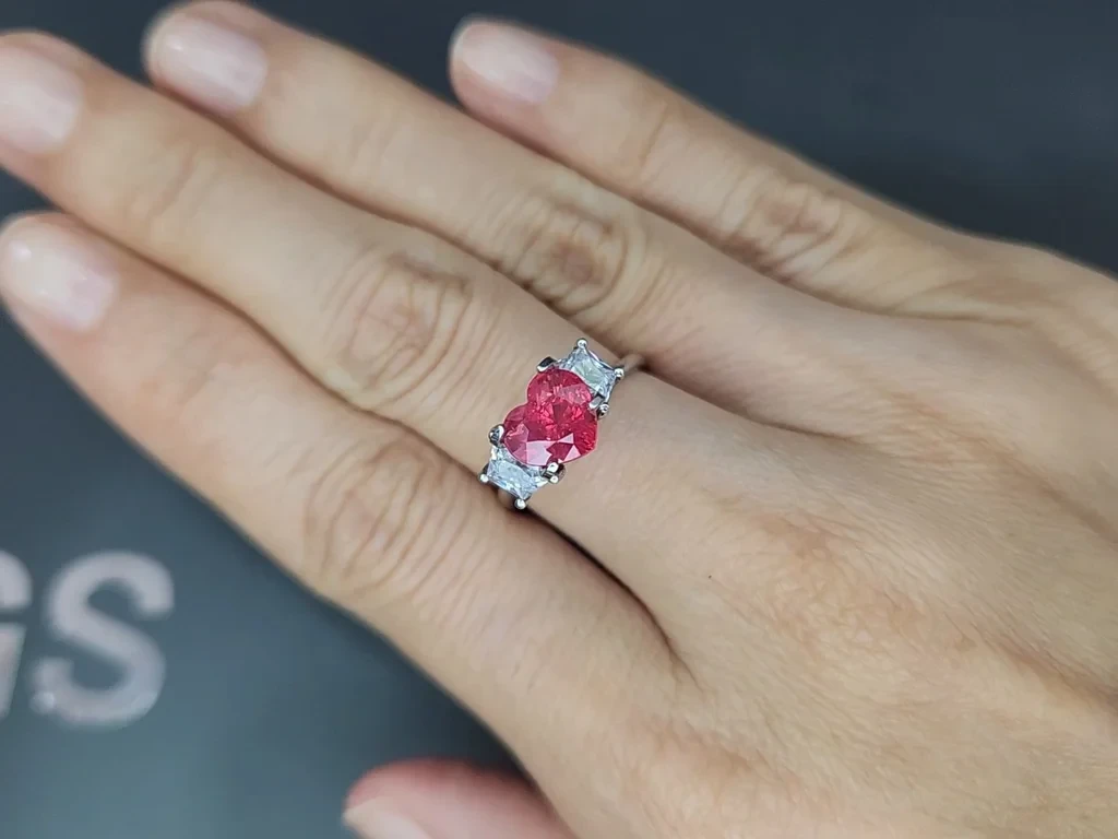 Шпинель Махенге Vibrant pink  в огранке сердце 2,01 карата, Танзания Изображение №5