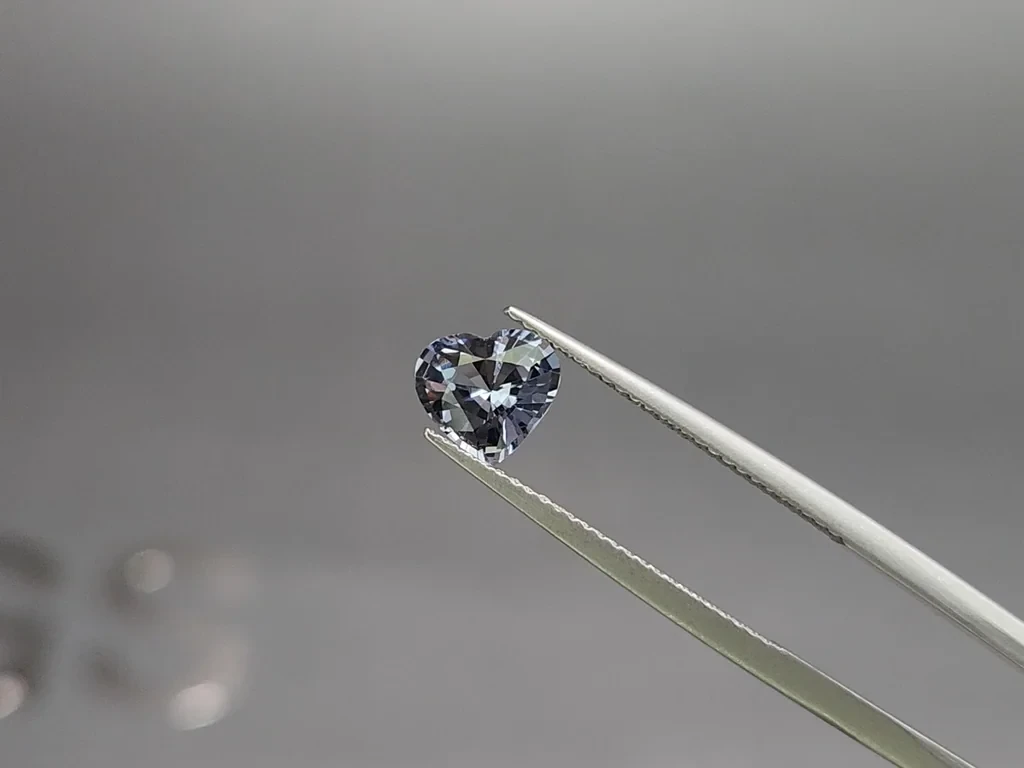 Серо-синяя шпинель в огранке сердце 1,25 карат, Танзания Изображение №3