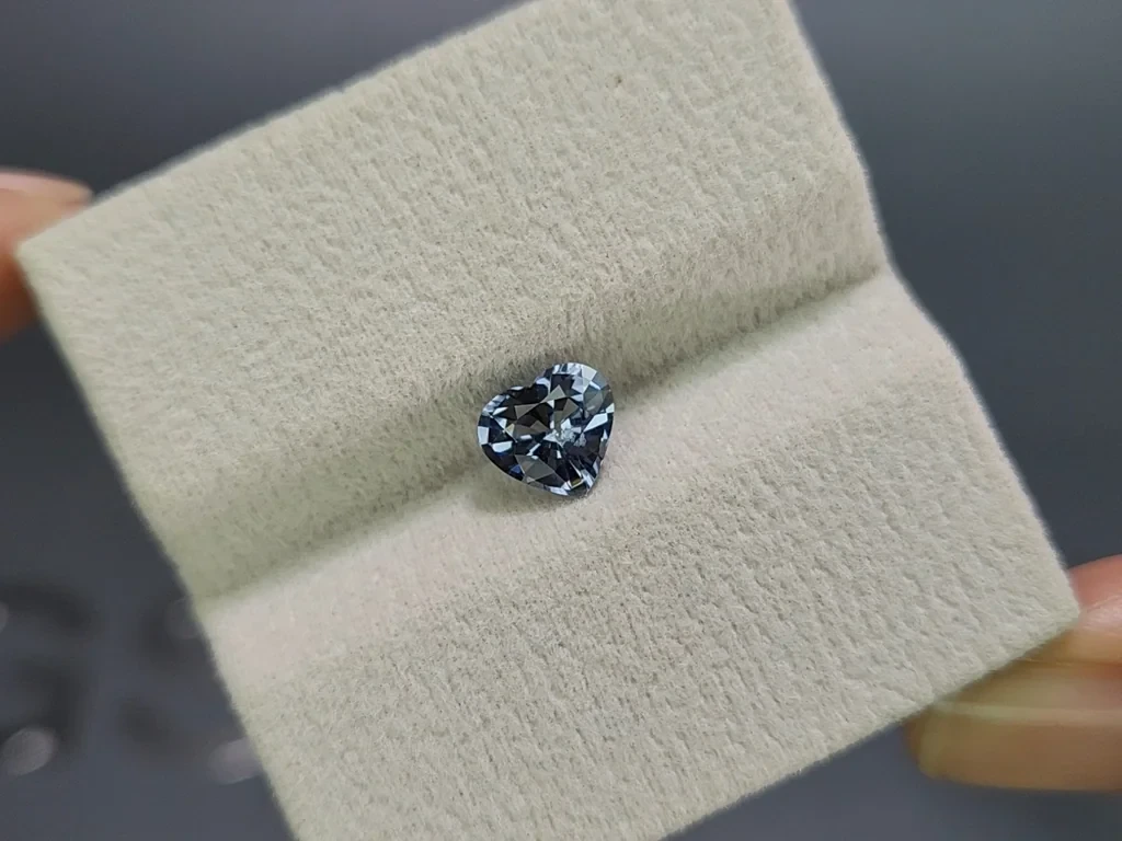 Серо-синяя шпинель в огранке сердце 1,25 карат, Танзания Изображение №4