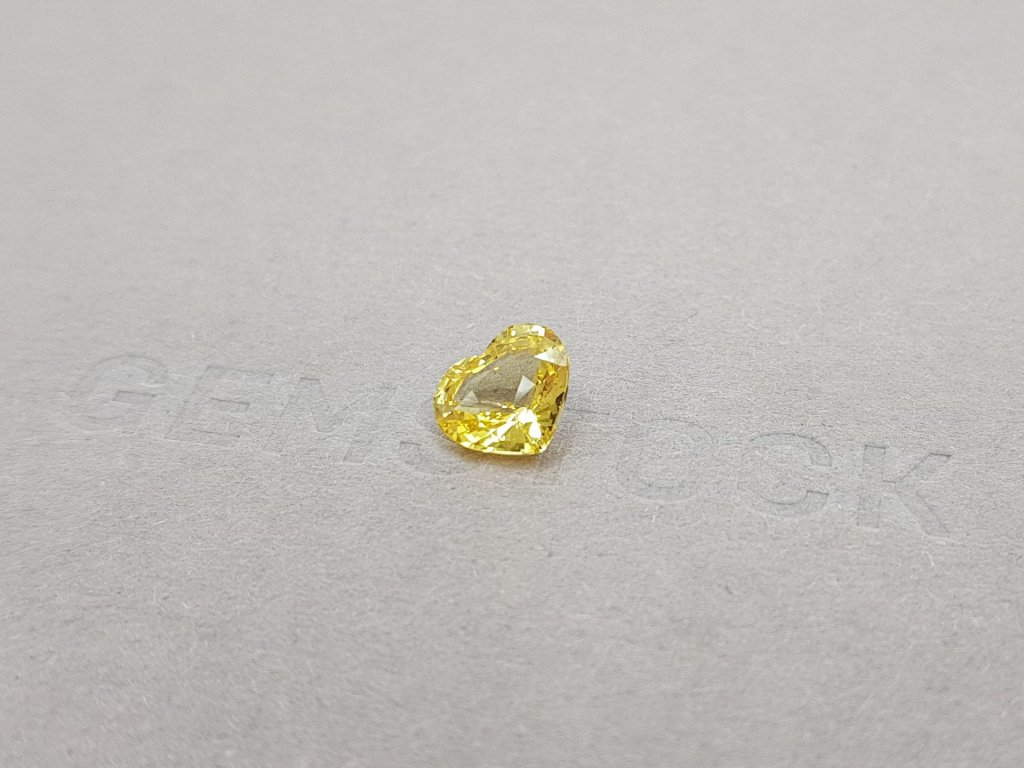 Желтый сапфир в огранке сердце 2,02 карата, Шри-Ланка Изображение №3