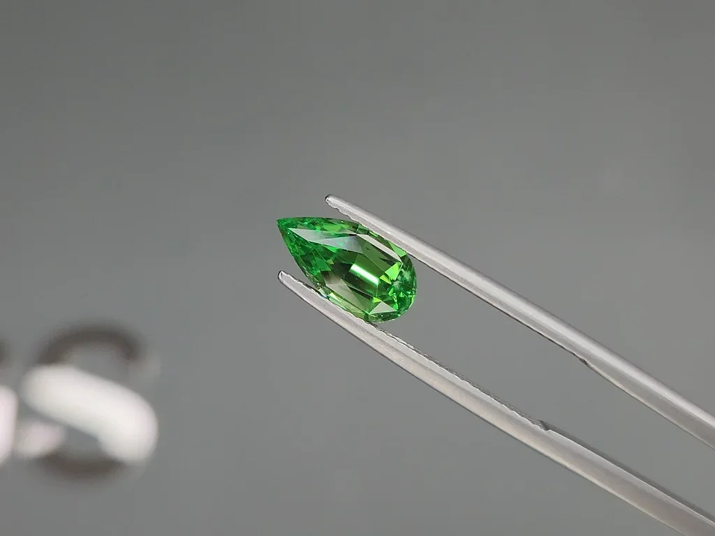 Гранат цаворит Intense Green в огранке груша 1,75 карата, Танзания  Изображение №3
