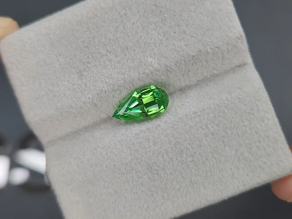 Гранат цаворит Intense Green в огранке груша 1,75 карата, Танзания  Изображение №4