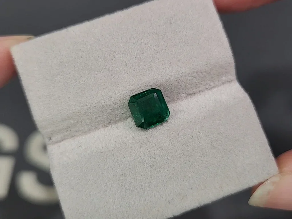 Изумруд Vivid Green в огранке октагон 2,02 карат, Пакистан  Изображение №4