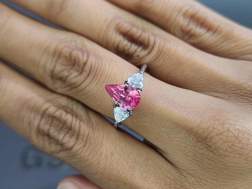 Ярко-розовая шпинель Махенге в огранке груша 1,53 карат, Танзания   Изображение №5